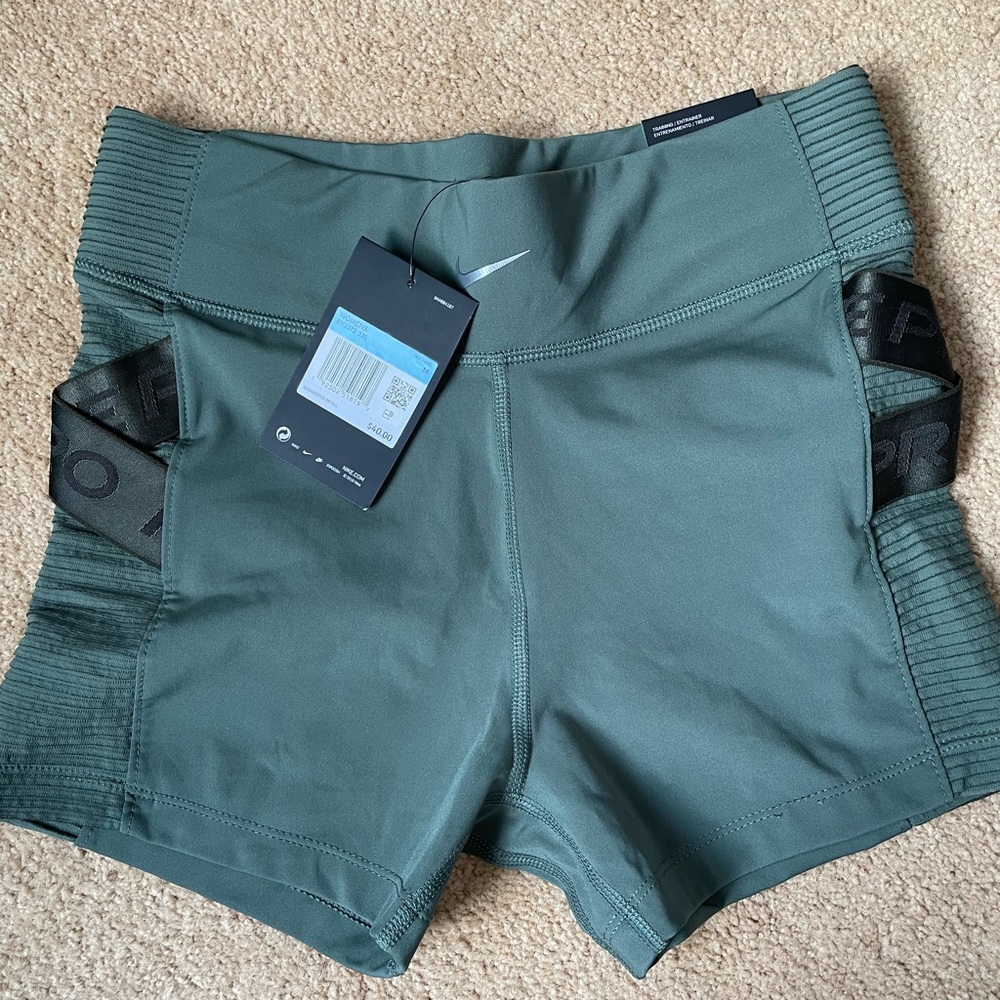 Never worn Nike shorts size M